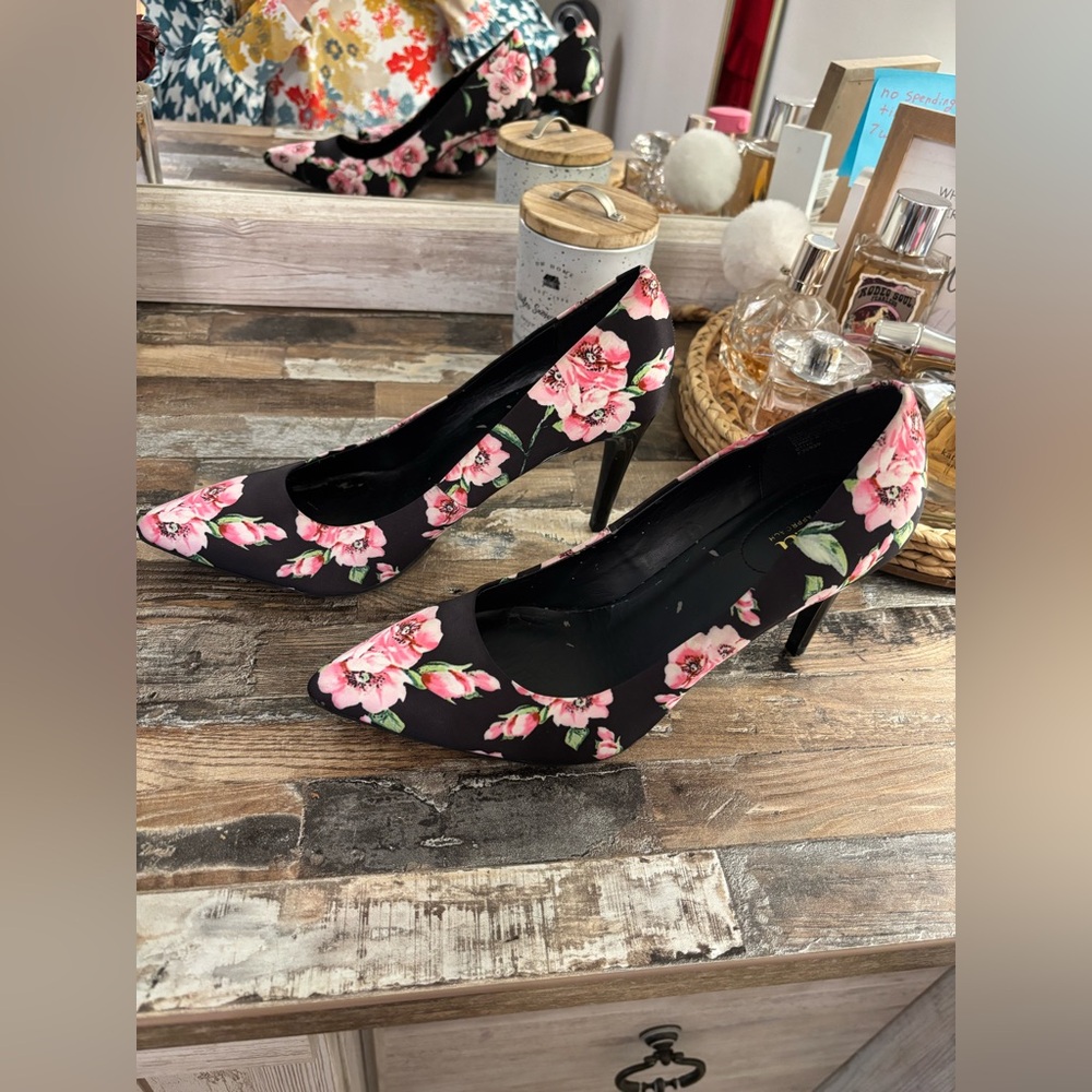Floral Black Pumps